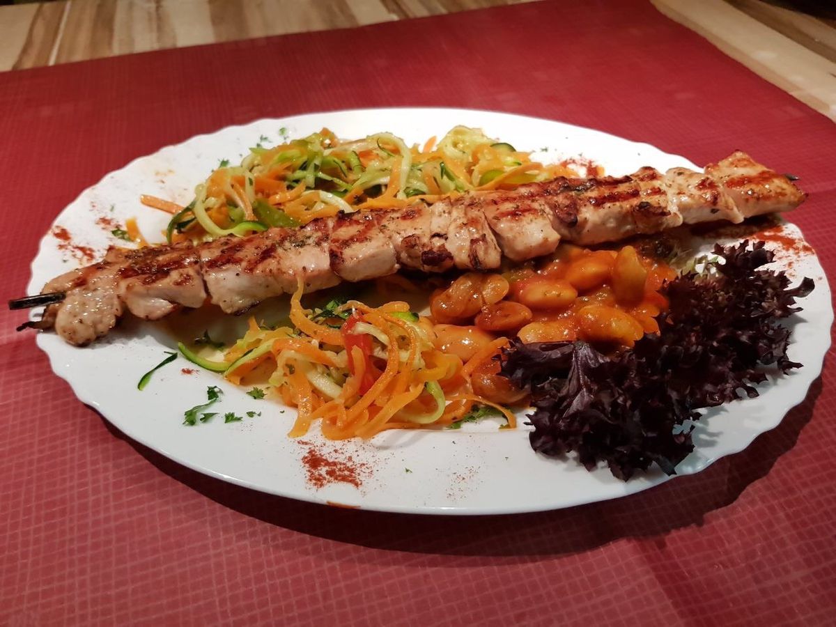 Gegrillter Spieß mit Gemüsestreifen und Gigantes
