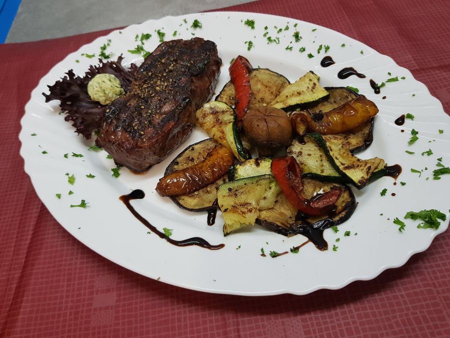 Steak mit gegrilltem Gemüse